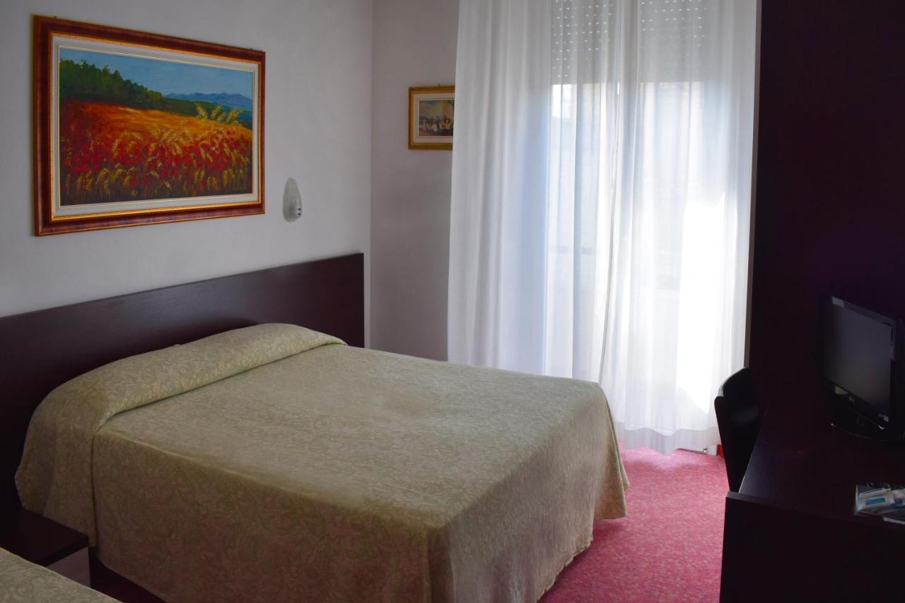 Hotel Igea Spiaggia Белларія-Іджеа-Марина Екстер'єр фото