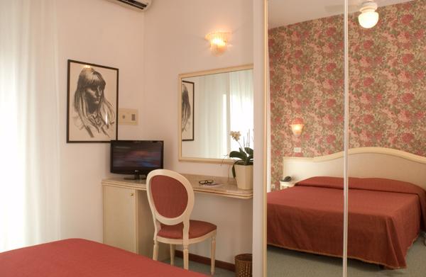 Hotel Igea Spiaggia Белларія-Іджеа-Марина Екстер'єр фото
